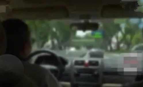 网约车只能坐一个人吗网约车并不是只能坐一个人。网约车可以拼车，也就是可以坐多人。不过，不同网约车平台的规定可能有所不同，有的网约车平台支持拼车，有的则只支持乘客单独乘车。因此，乘客在选择网约车服务时，需要根据具体的平台规定来确定是否可以拼车。总之，网约车可以坐多人，具体人数需根据车型和平台规定而定。