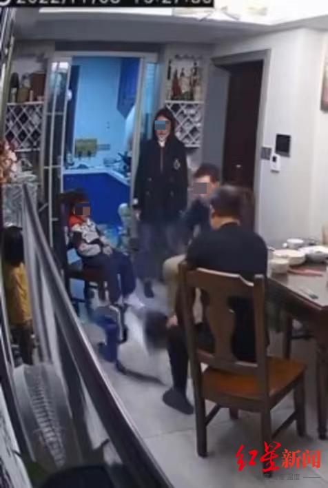男子找回2岁女儿狠扇自己耳光男子找回失踪两年的女儿后，激动之下竟狠扇自己耳光